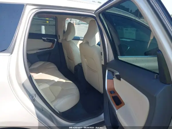 YV440MRU0H2154350 2017 VOLVO XC60 - Image 8