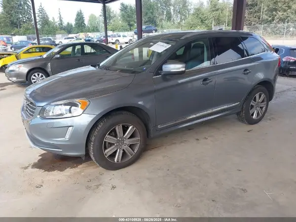YV440MRU0H2217205 2017 VOLVO XC60 - Image 2