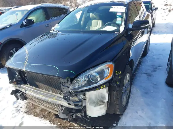 YV440MRU1H2174252 2017 VOLVO XC60 - Image 2