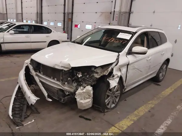 YV440MRU2H2173594 2017 VOLVO XC60 - Image 2