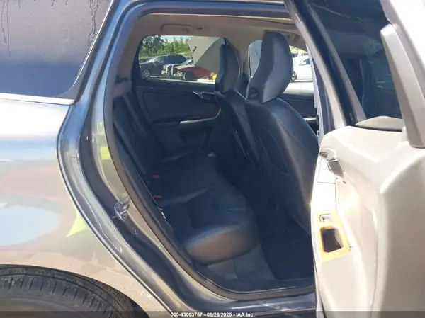 YV440MRU5H2039016 2017 VOLVO XC60 - Image 8