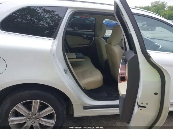 YV440MRU6H2021561 2017 VOLVO XC60 - Image 8