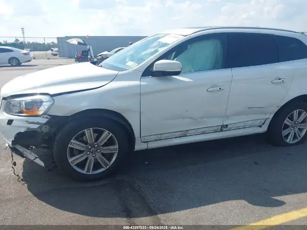 2017 VOLVO XC60 auction photo 6