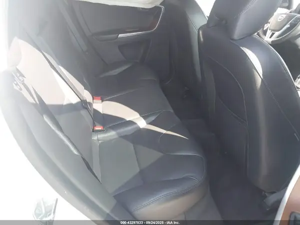 YV440MRU6H2217046 2017 VOLVO XC60 - Image 8