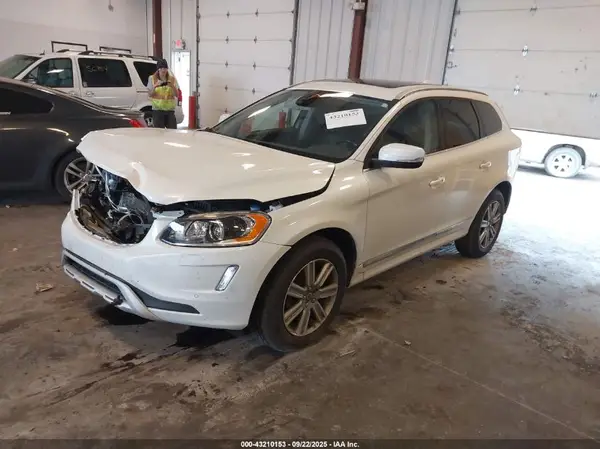 YV440MRU7H2195154 2017 VOLVO XC60 - Image 2