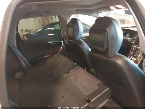 YV440MRU7H2195154 2017 VOLVO XC60 - Image 8
