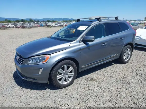 YV440MRU7H2212793 2017 VOLVO XC60 - Image 2