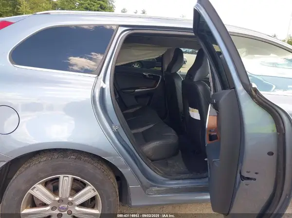 YV440MRU8H2124657 2017 VOLVO XC60 - Image 8