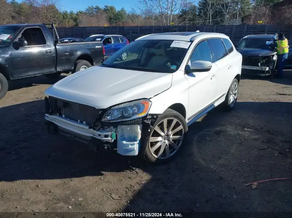 YV440MRU9H2111805 2017 VOLVO XC60 - Image 2