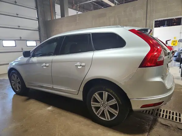 YV449MRK3G2888936 2016 VOLVO XC60 - Image 2