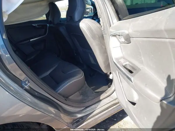 YV449MRS0H2001259 2017 VOLVO XC60 - Image 8