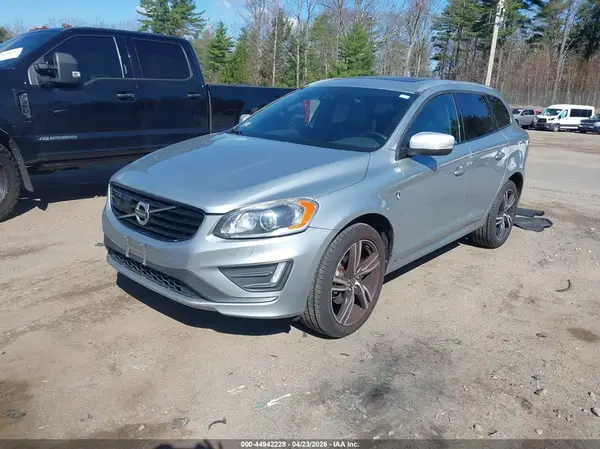 YV449MRS2H2035185 2017 VOLVO XC60 - Image 2