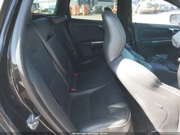 YV449MRS9H2041100 2017 VOLVO XC60 - Image 8