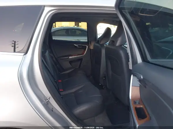 YV449MRU1H2114204 2017 VOLVO XC60 - Image 8
