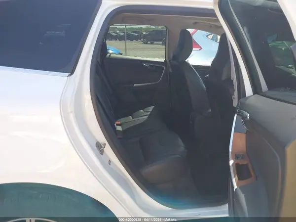 YV449MRU2H2211766 2017 VOLVO XC60 - Image 8