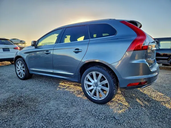 YV449MRU8H2050811 2017 VOLVO XC60 - Image 2