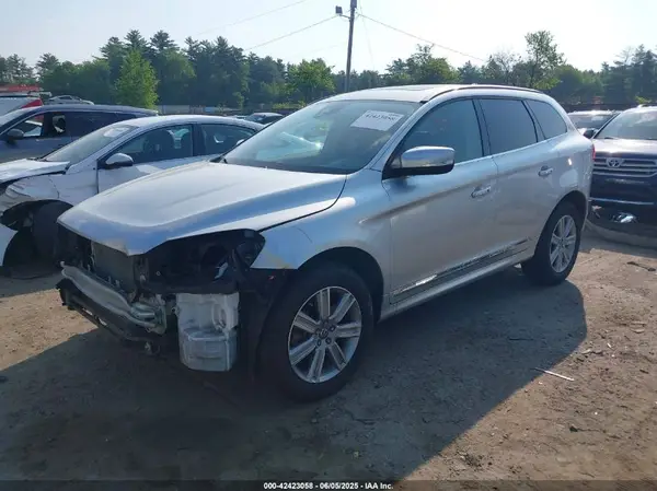 YV4612RK4G2782953 2016 VOLVO XC60 - Image 2