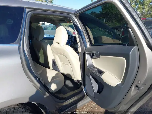 YV4612RK5G2854730 2016 VOLVO XC60 - Image 8