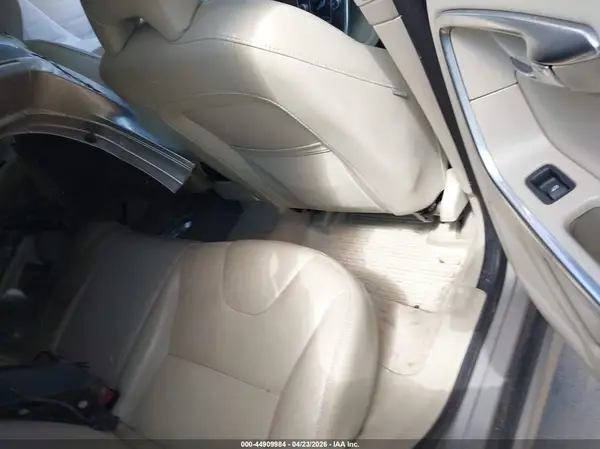 YV4612RM9G2808822 2016 VOLVO XC60 - Image 8