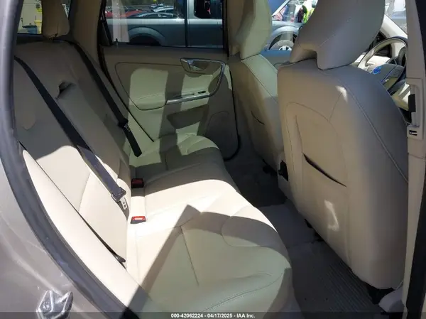 YV4902RK7G2783014 2016 VOLVO XC60 - Image 8