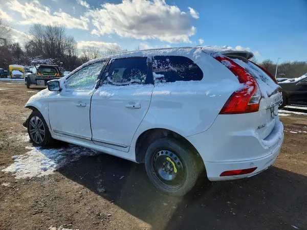 YV4902RKXG2828883 2016 VOLVO XC60 - Image 2