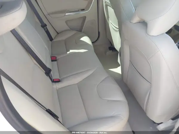YV4902RMXG2810126 2016 VOLVO XC60 - Image 8