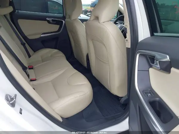 YV4902RMXG2850996 2016 VOLVO XC60 - Image 8