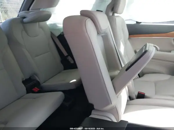 YV4A22PK7M1687802 2021 VOLVO XC90 - Image 8