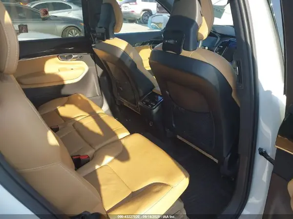 YV4A22PK8H1131875 2017 VOLVO XC90 - Image 8