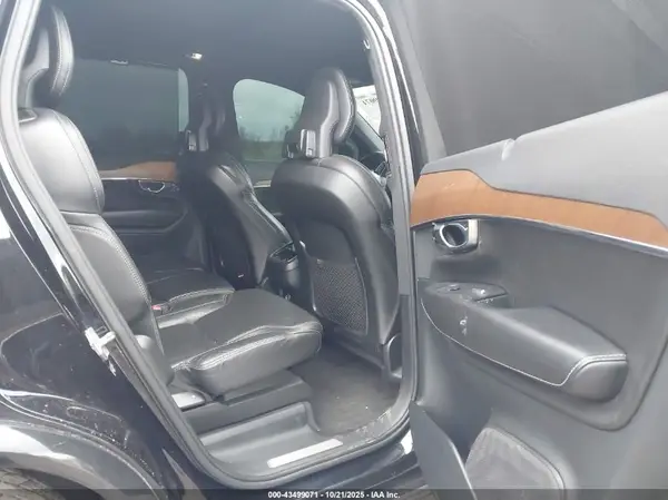 YV4A22PL1H1163589 2017 VOLVO XC90 - Image 8