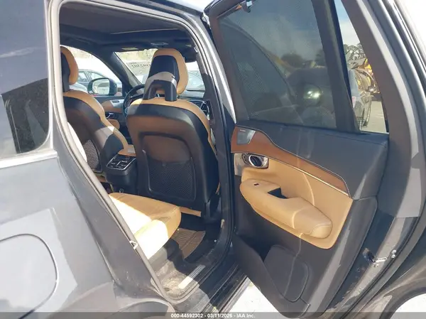YV4A22PL4H1112085 2017 VOLVO XC90 - Image 8