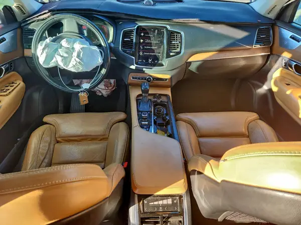 YV4A22PL6G1085499 2016 VOLVO XC90 - Image 8