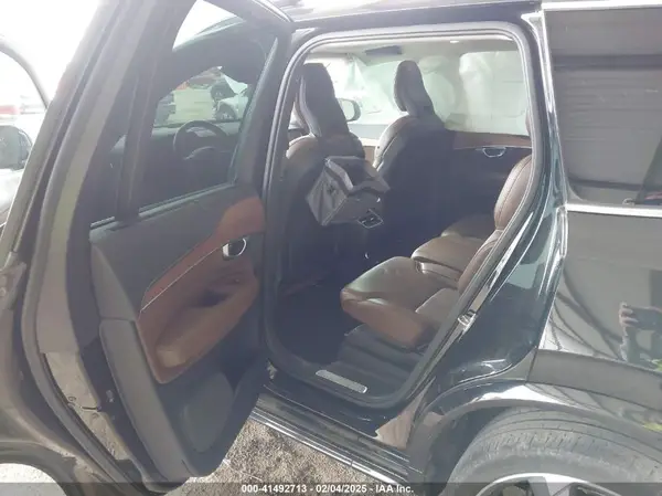 YV4A22PL7K1438583 2019 VOLVO XC90 - Image 8