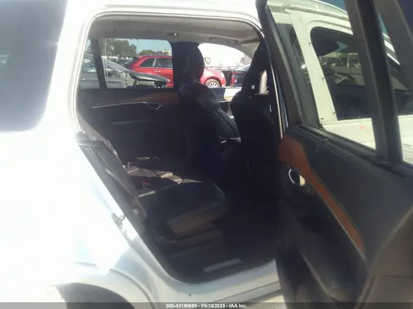 YV4A22PL9H1137841 2017 VOLVO XC90 - Image 8