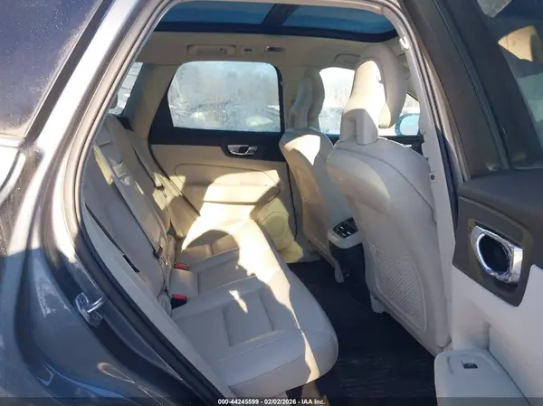 YV4A22RK2J1022010 2018 VOLVO XC60 - Image 8