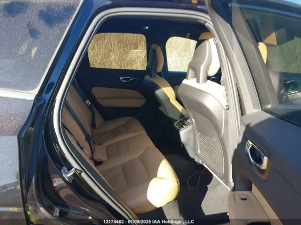 YV4A22RK2J1027241 2018 VOLVO XC60 - Image 8