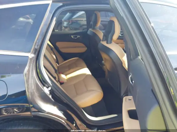 YV4A22RK3J1040015 2018 VOLVO XC60 - Image 8