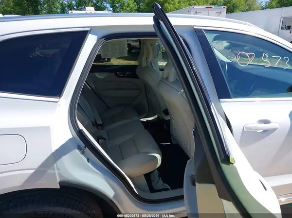 YV4A22RL5J1029879 2018 VOLVO XC60 - Image 8