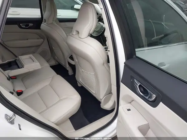 YV4A22RL8M1721753 2021 VOLVO XC60 - Image 8