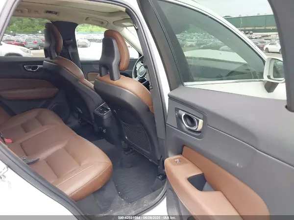 YV4A22RL9J1048869 2018 VOLVO XC60 - Image 8