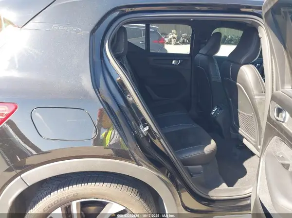 YV4AC2HM0K2057933 2019 VOLVO XC40 - Image 8