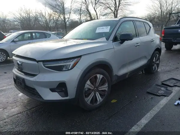 YV4ED3UL3P2096900 2023 VOLVO XC40 - Image 2