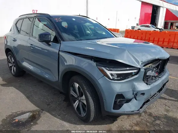 YV4ED3UL8P2099324 2023 VOLVO XC40 - Image 1