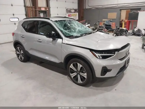 YV4ED3UL8P2106790 2023 VOLVO XC40 - Image 1