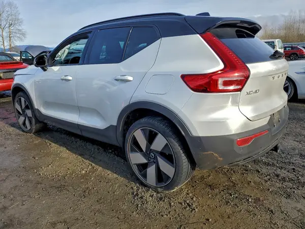 YV4ED3UM1P2988801 2023 VOLVO XC40 - Image 2
