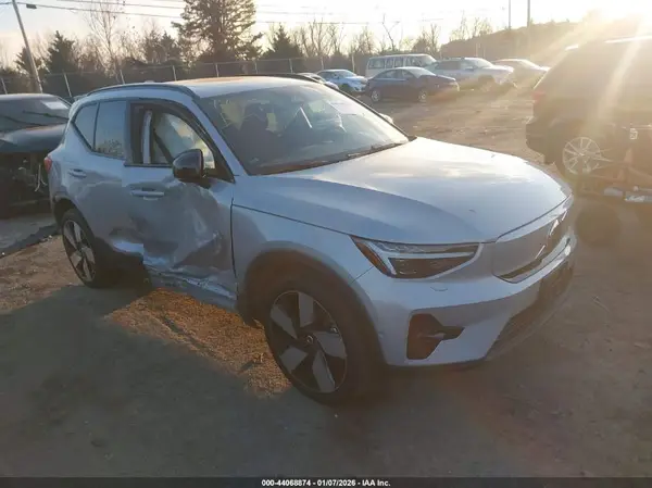YV4ED3UM3P2075389 2023 VOLVO XC40 - Image 1