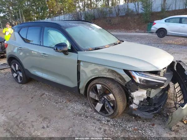 YV4ED3UM4P2064417 2023 VOLVO XC40 - Image 1