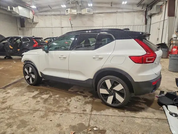 YV4ED3UM7P2092647 2023 VOLVO XC40 - Image 2