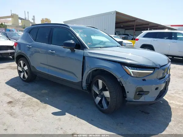 YV4ED3UM9P2004004 2023 VOLVO XC40 - Image 1