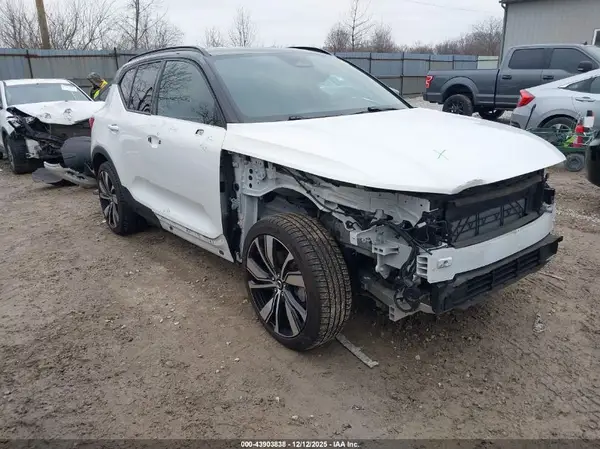 YV4ED3UR1M2564154 2021 VOLVO XC40 - Image 1